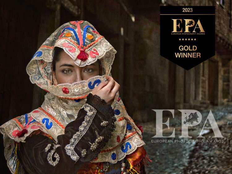 Mujer vestida con traje típico de La Alberca, tapando parte de su cara