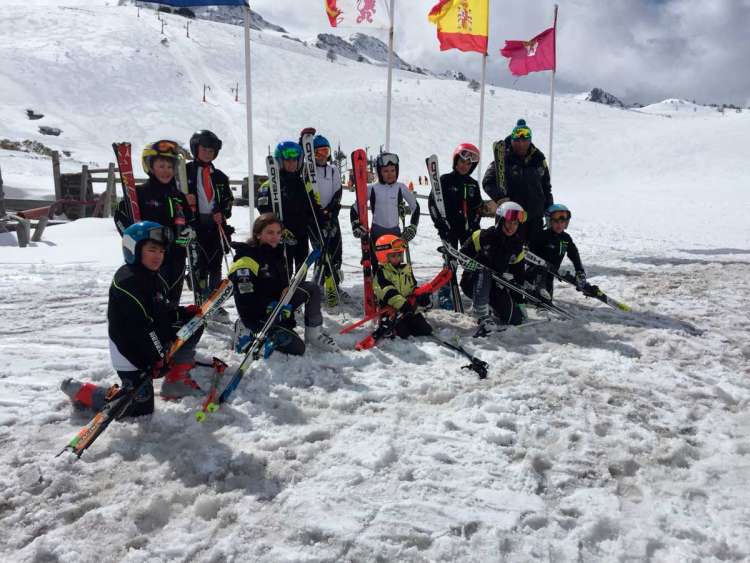 Equipo Alevin del  club de Esquí La covatilla