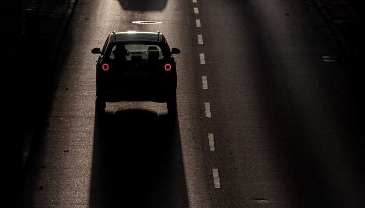 Vehículo circulando por una carretera