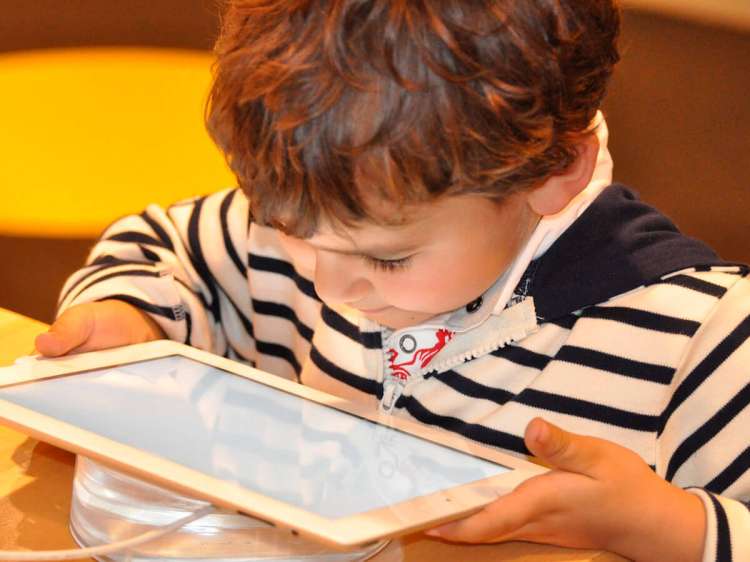 Niño mirando una tablet