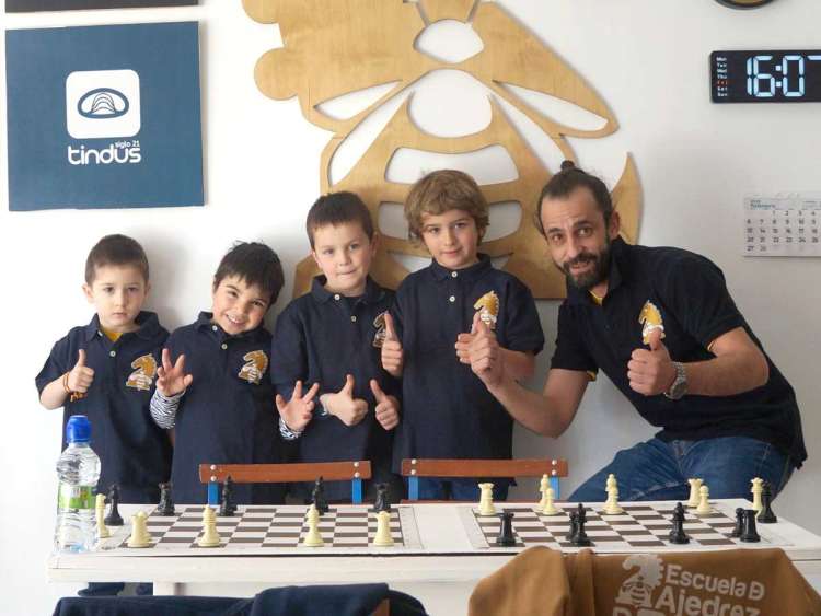 Nuevos alumnos de la Escuela de Ajedrez Béjar con un monitor