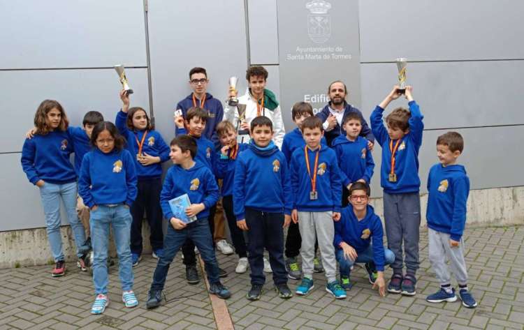  Grupo de alumnos de la Escuela de Ajedrez Béjar posando con trofeos y medallas tras su destacada participación en los Juegos Escolares en Santa Marta de Tormes
