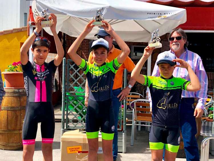 Iván Izquierdo y a su izquierda Carlos Gómez, en el pódium categoría alevín