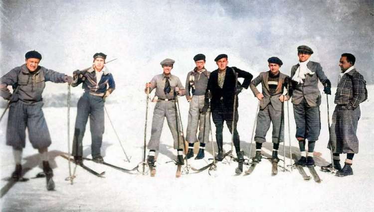 Foto antigua de grupo de esquiadores en La Covatilla