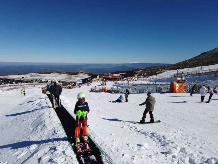 Esquiadores en La Covatilla