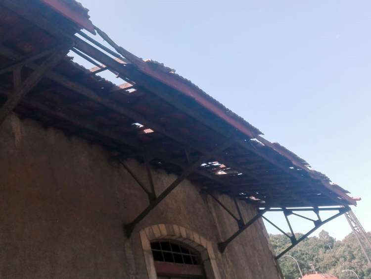 Techado en mal estado de una de las naves de la estación del tren de Béjar