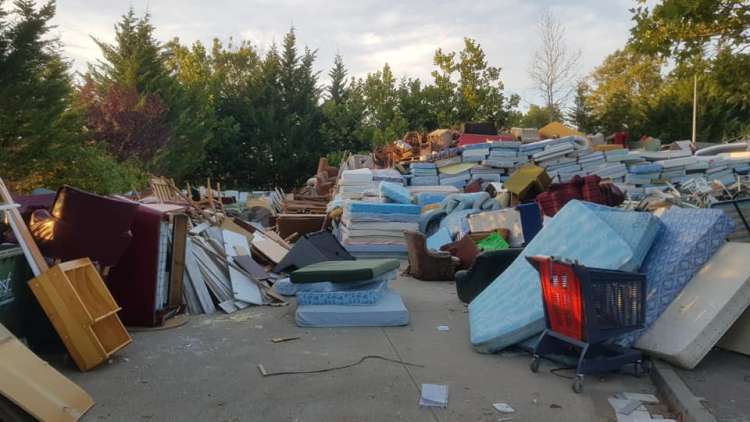 Colchones y enseres apilados