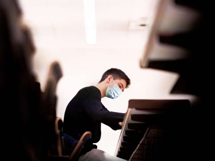 Estudiante examen de EBAU