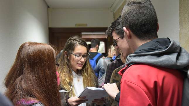 Estudiantes en los pasillos. Imagen USAL