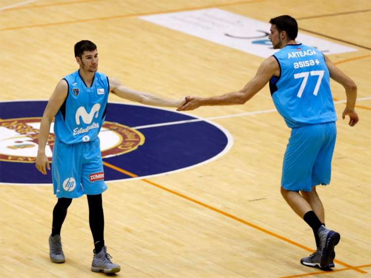 Dos jugadores del Estudiantes Movistar en la cancha
