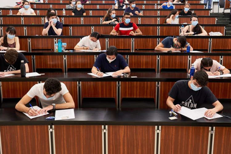 Alumnos durante la realización de las pruebas de la EBAU. Imagen USAL