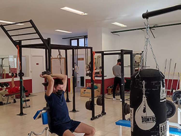 Máquinas de gimnasio con personas utilizándolas