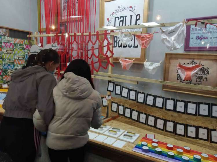 Dos personas visitan la muestra de Adriana López