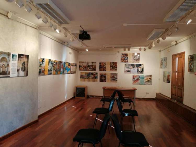 Sala con cuadros en las paredes