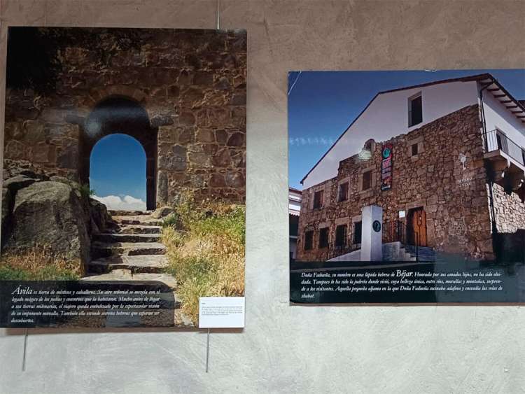 dos fotografías de la exposición. Puerta muralla de Ávila y exterior museo judío de Béjar