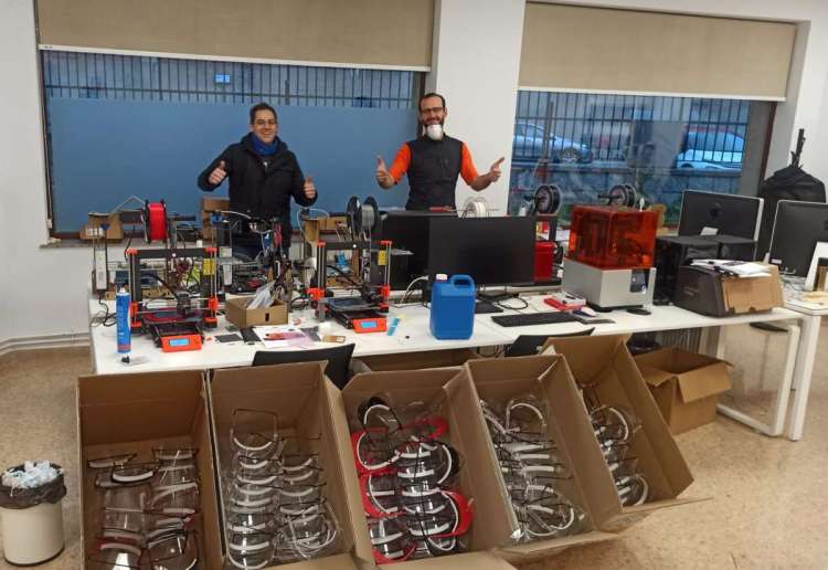 Voluntarios en el laboratorio en el que fabrcaban las pantallas