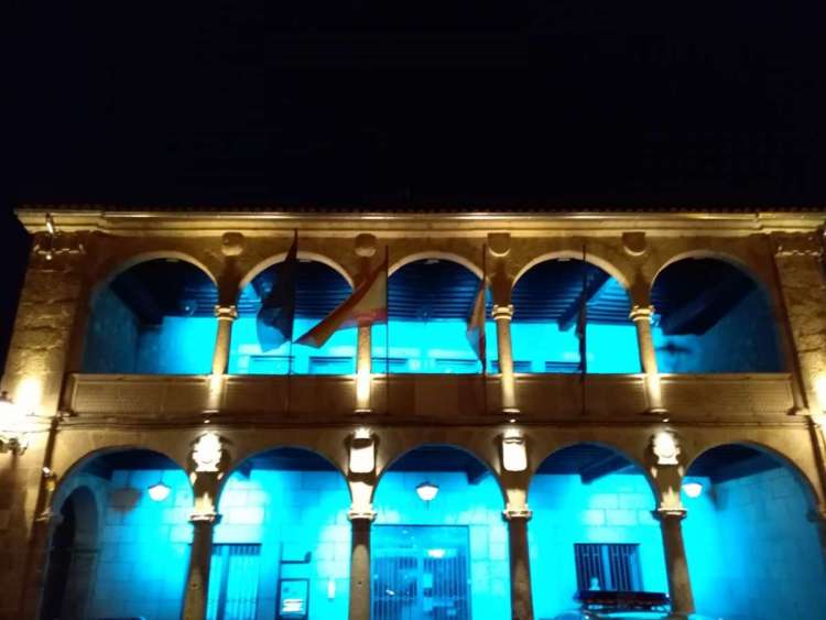 Fachada del ayuntamiento iluminada con colores azules