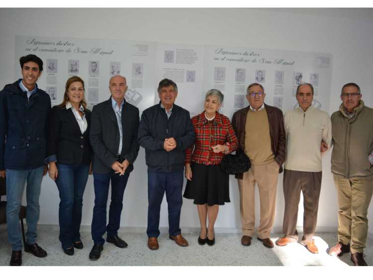 Familiares de Gil Laso y González Clemente junto a los representantes municipales