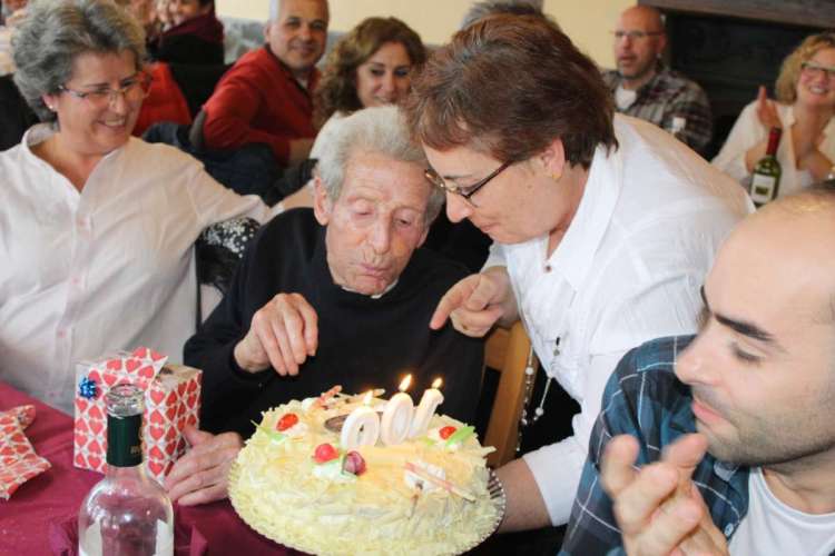 Félix Izquierdo soplando las velas de la tarta