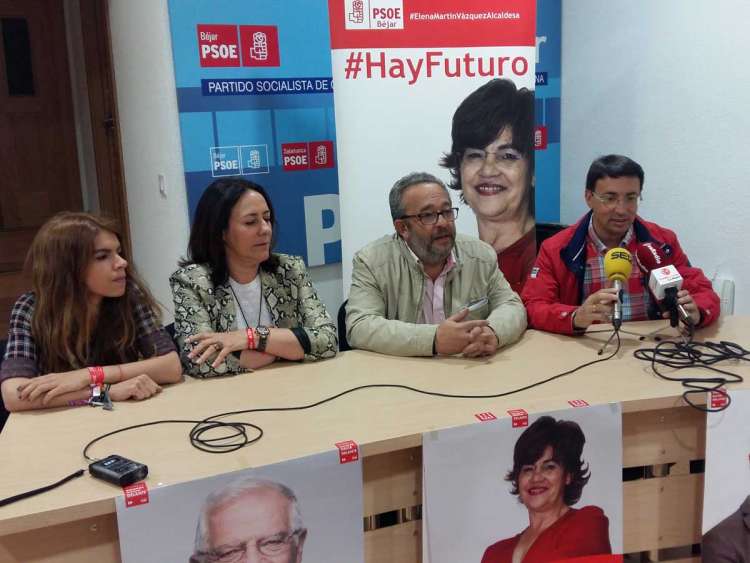 Fernando Pablos, a la derecha, junto a J. L. Rodríguez Celador y parte de la candidatura regional socialista