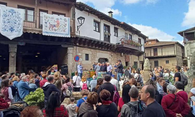 Fiesta de la vendimia en San Martin del Castañar, ambiente en la plaza