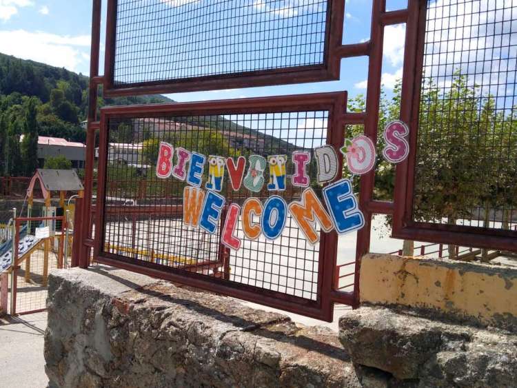 Cartel "Bienvenidos. Welcome" colocado a la puerta del colegio Filiberto Villalobos de Béjar