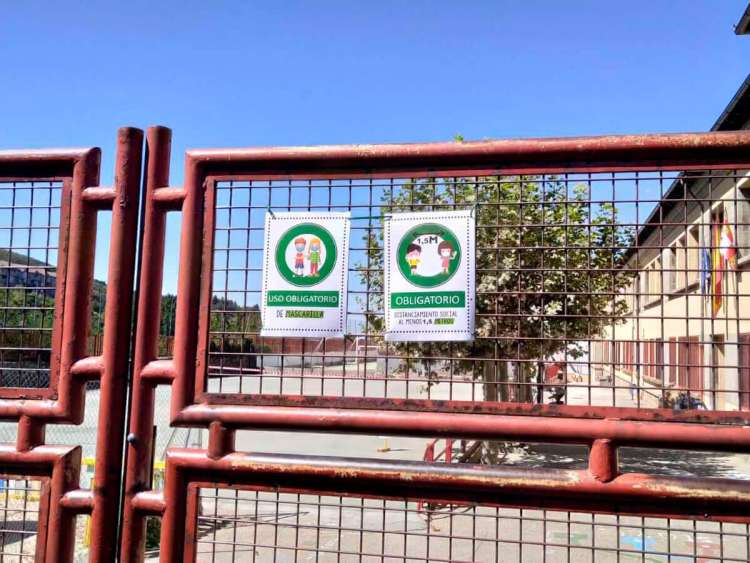 Carteles recordando las medidas de seguridad obligatorias en el colegio Filiberto Villalobos de Béjar