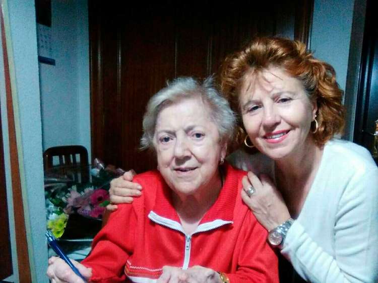 Margarita y Carmen Carpio durante la firma del contrato de alquiler