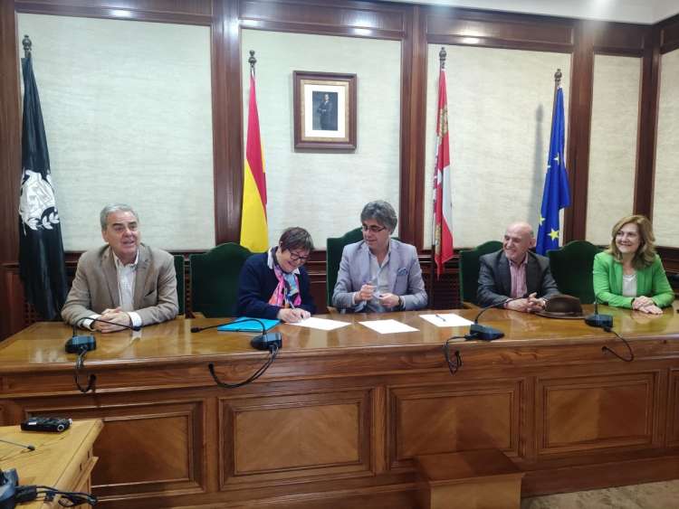Acto de firma del Convenio entre el Centro de Estudios Bejaranos y el Ayuntamiento de Béjar