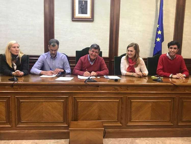 Un momento de la firma del convenio entre el Ayuntamiento y la Cámara de comercio