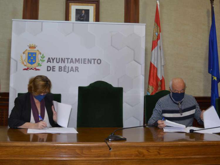 Firma del convenio entre Ayuntameinto y Caritas
