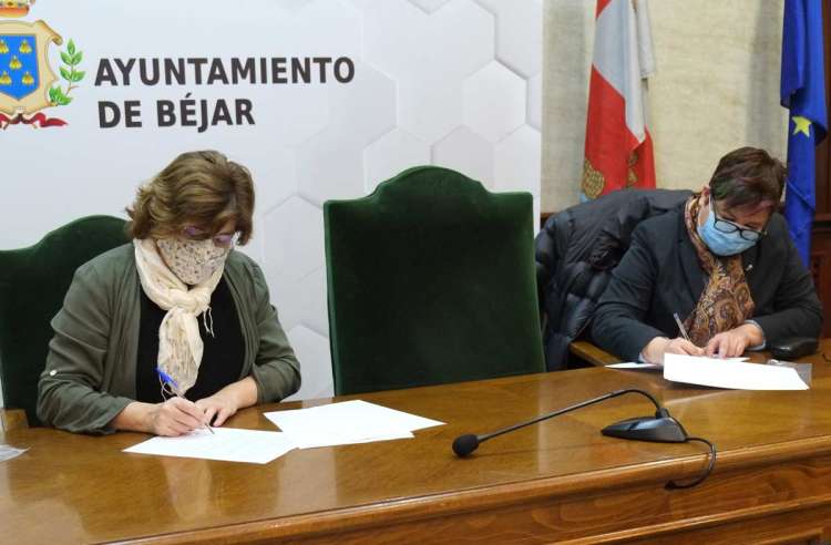 Firma del convenio entre el Ayuntamiento y el CEB