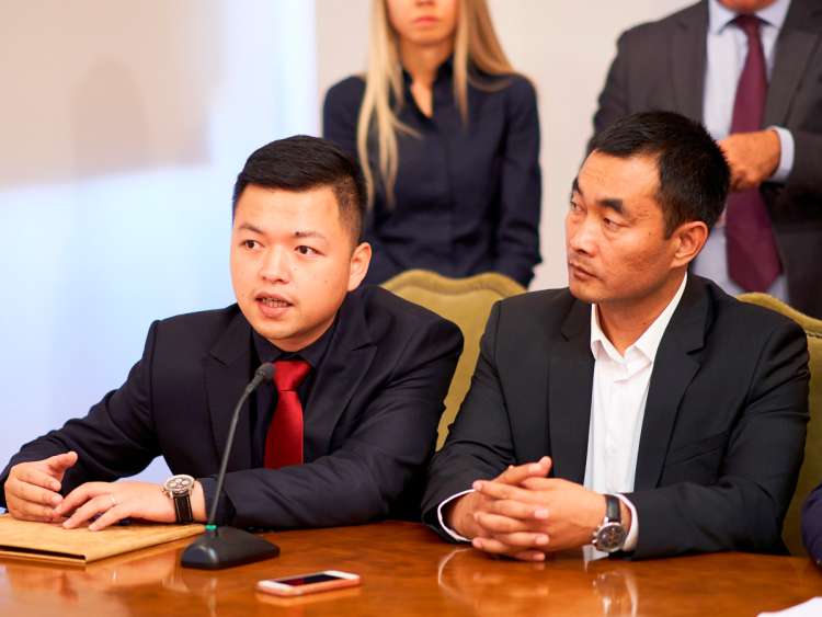 Responsables chinos en la firma del convenio