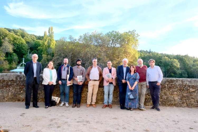 Foto de grupo de los autores del libro frente al paisaje de El Bosque de Béjar