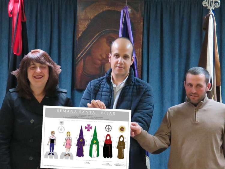 Representantes de la Unión de Hermandades y Cofradías Penitenciales de Béjar junto a unos de los trabajos diseñados para la actividada