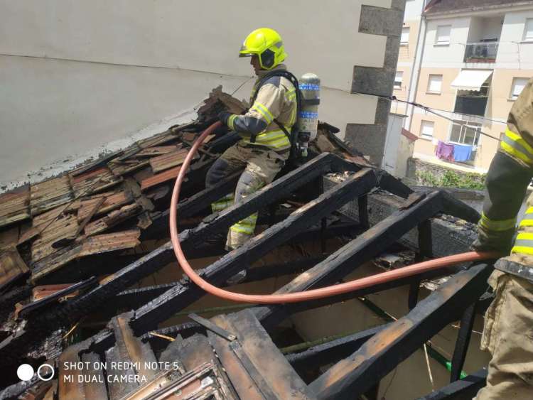 Los bomberos actúan en la extinción del incendio de la vivienda