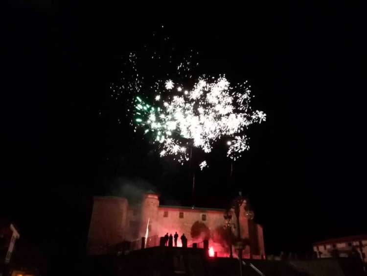 Fuegos artificiales sobre el palacio ducal de Béjar