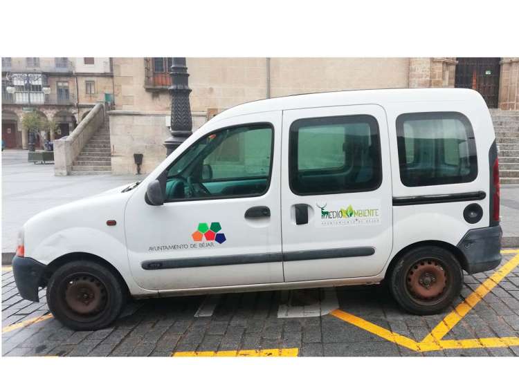 Furgoneta del ayuntamiento con la nueva imagen de Medio Ambiente