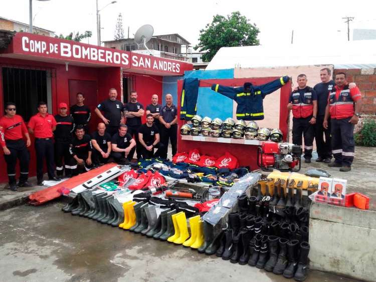 Manuel Gallego entre el equipo desplazado a Ecuador, Imagen BUSF