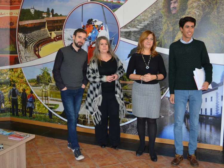 Nuevos gestores de la oficina de Turismo junto a los concejales