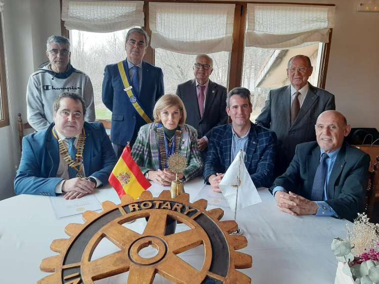 Virginia Carballude, gobernadora del Distrito 2201 de Rotary Internacional junto a rotarios bejaranos