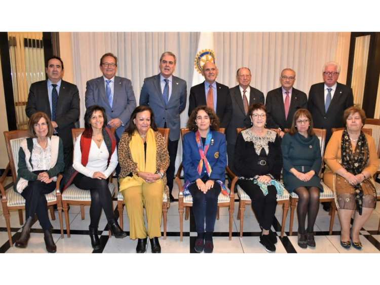 Ana Isabel Puerto Prado junto a los rotarios de Béjar