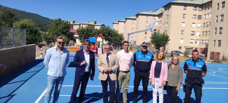 Autoridades locales presentan la nueva zona infantil y deportiva en González Macías