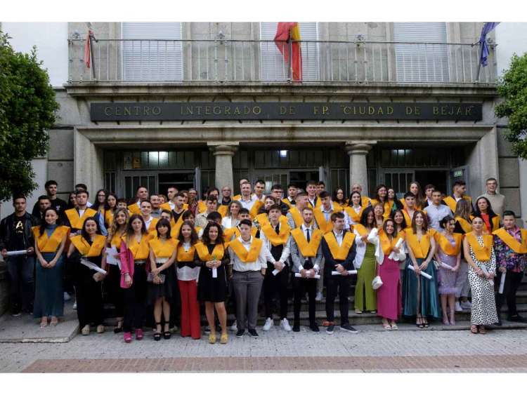 Foto de familia de los alumnos graduados y personal docente