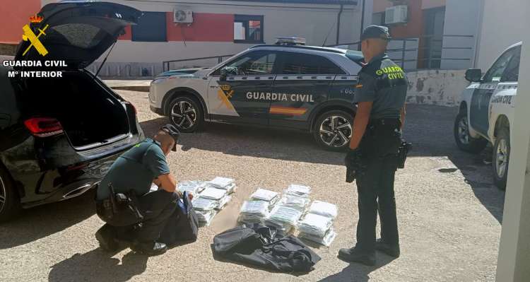Guardias Civiles con fardos de hachís incautados en Navacarros