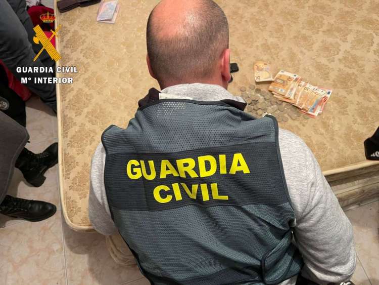 Un guardia Civil durante la operación en la provincia de Salamanca