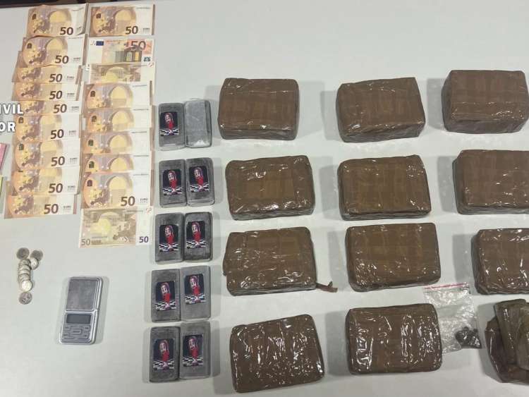 Material incautado por la Guardia Civil de Ledrada