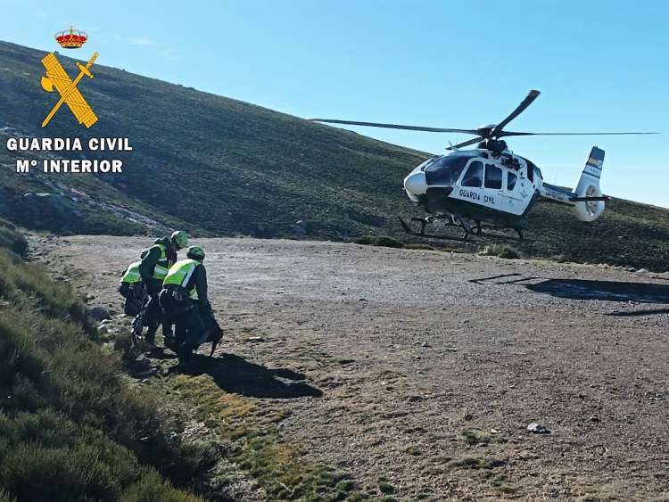 Guardia Civil junto al helicóptero en la Sierra de Béjar