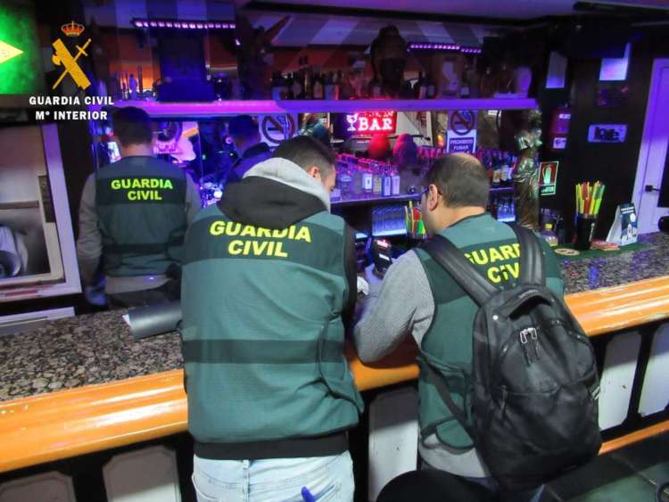 Efectivos de la Guardia Civil durante la operación