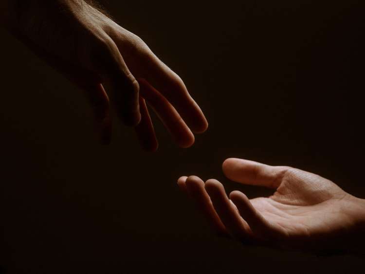 Manos sobre fondo negro